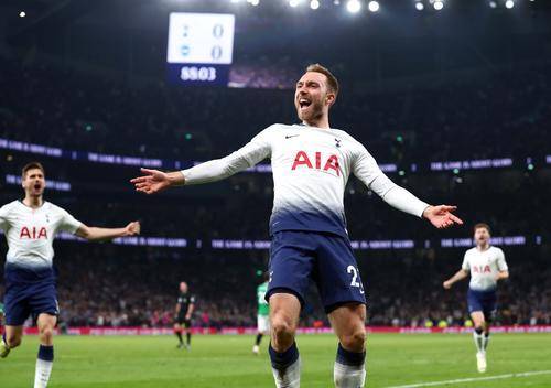  热刺锋线发威四球击溃维拉锁定欧冠席位